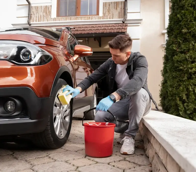 Lavage auto à domicile Virazeil : professionnel intervenant sur un véhicule